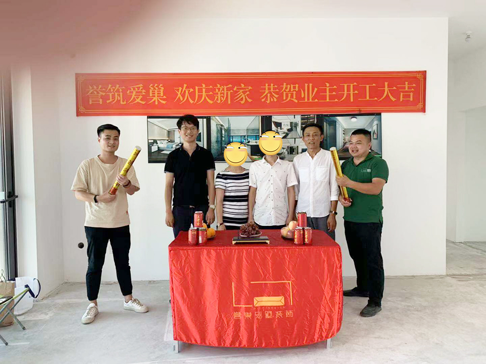 恭喜華聯(lián)城市Z先生、H小姐開(kāi)工大吉